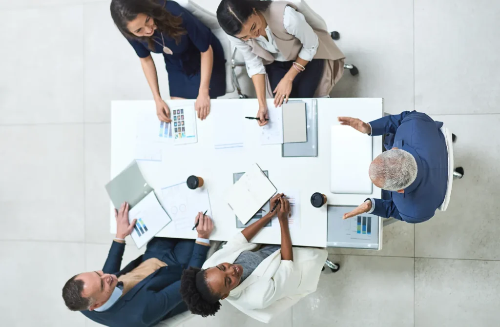 Reunião de alinhamento de gestão de frota com planilhas de frota